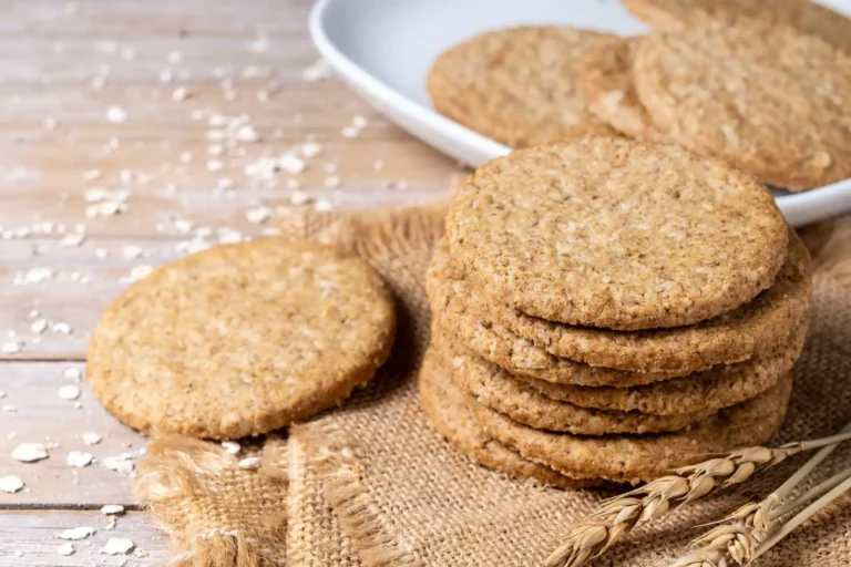 Biscotti ai fiocchi d'avena e farina integrale, ricetta senza uova e senza burro