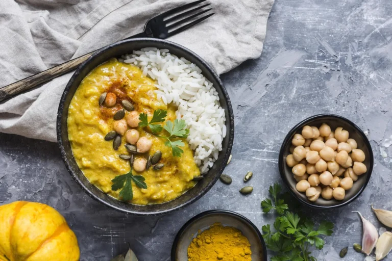 Curry di ceci e verdure con riso basmati, ricetta pasto completo