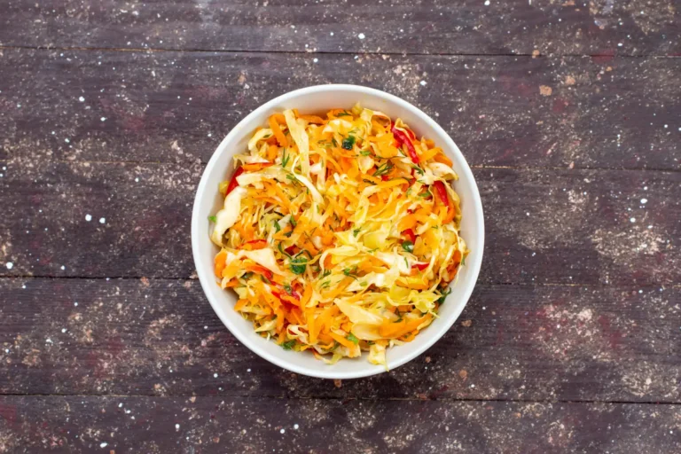 Insalata di cavolo cappuccio, mela, sedano e semi di zucca