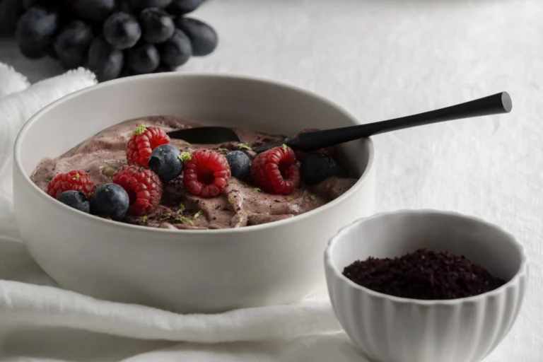 Porridge proteico con latte di soia, chia, cacao e frutti rossi, ricetta colazione