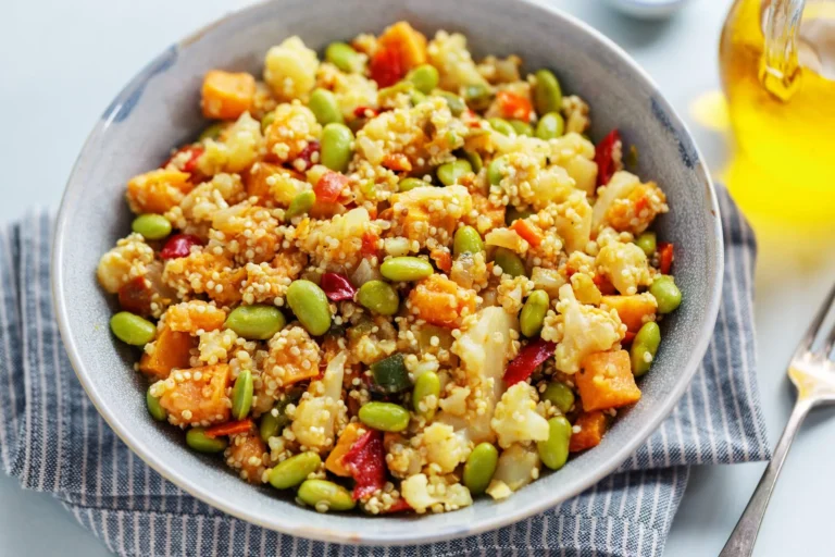 Quinoa con verdure al forno e edamame, ricetta piatto unico vegetale