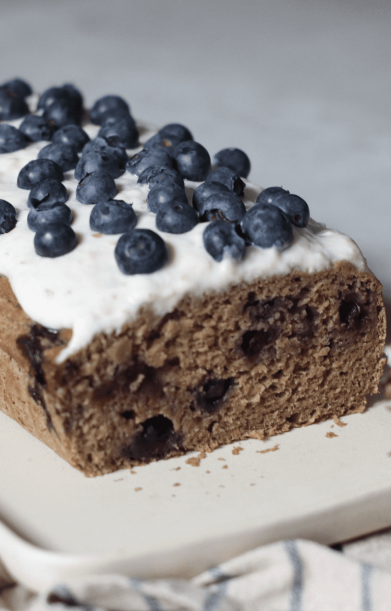 Torta morbida banana e mirtilli, ricetta senza uova