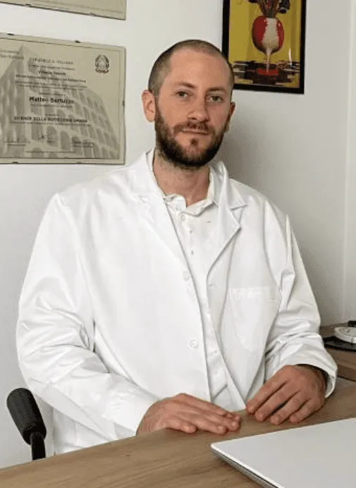 Il nutrizionista Matteo Bertuzzo seduto alla sua scrivania